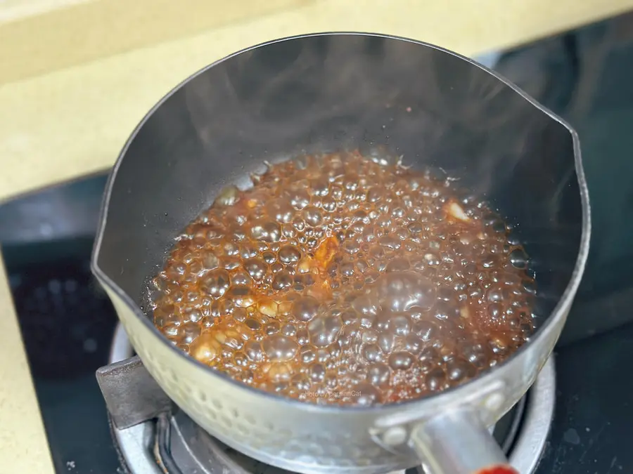 The outside is charred and the inside is tender,  and the homemade Cantonese honey sauce barbecued pork step 0