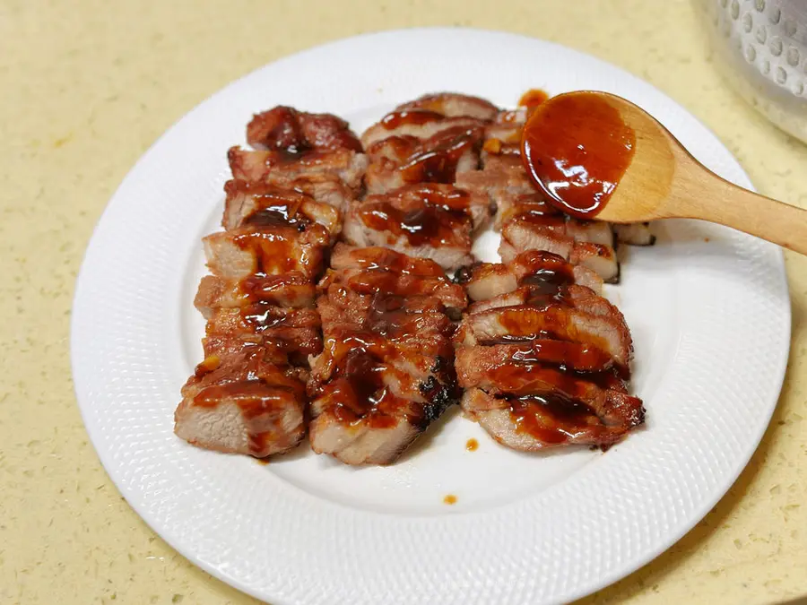 The outside is charred and the inside is tender,  and the homemade Cantonese honey sauce barbecued pork step 0