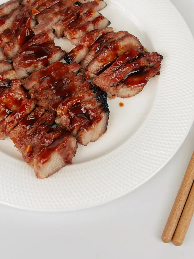 The outside is charred and the inside is tender,  and the homemade Cantonese honey sauce barbecued pork step 0