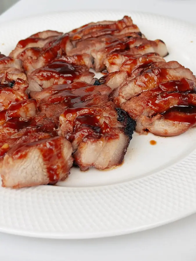 The outside is charred and the inside is tender,  and the homemade Cantonese honey sauce barbecued pork step 0