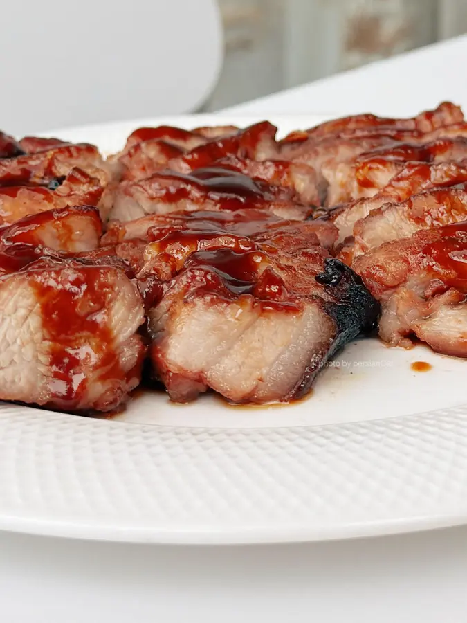 The outside is charred and the inside is tender,  and the homemade Cantonese honey sauce barbecued pork step 0