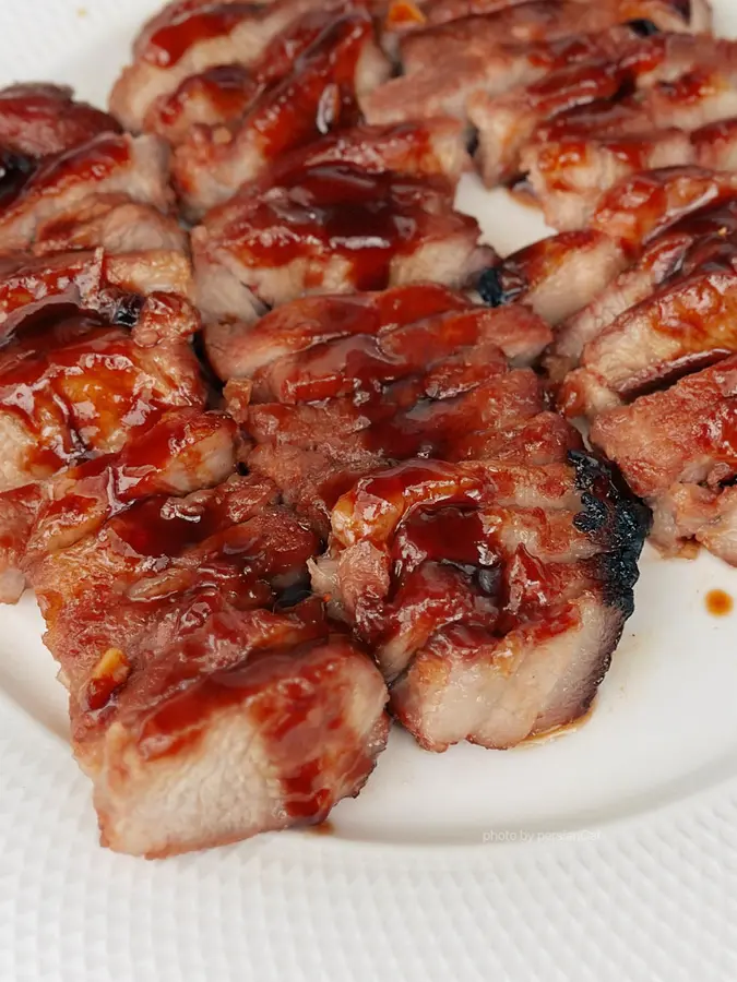 The outside is charred and the inside is tender,  and the homemade Cantonese honey sauce barbecued pork step 0