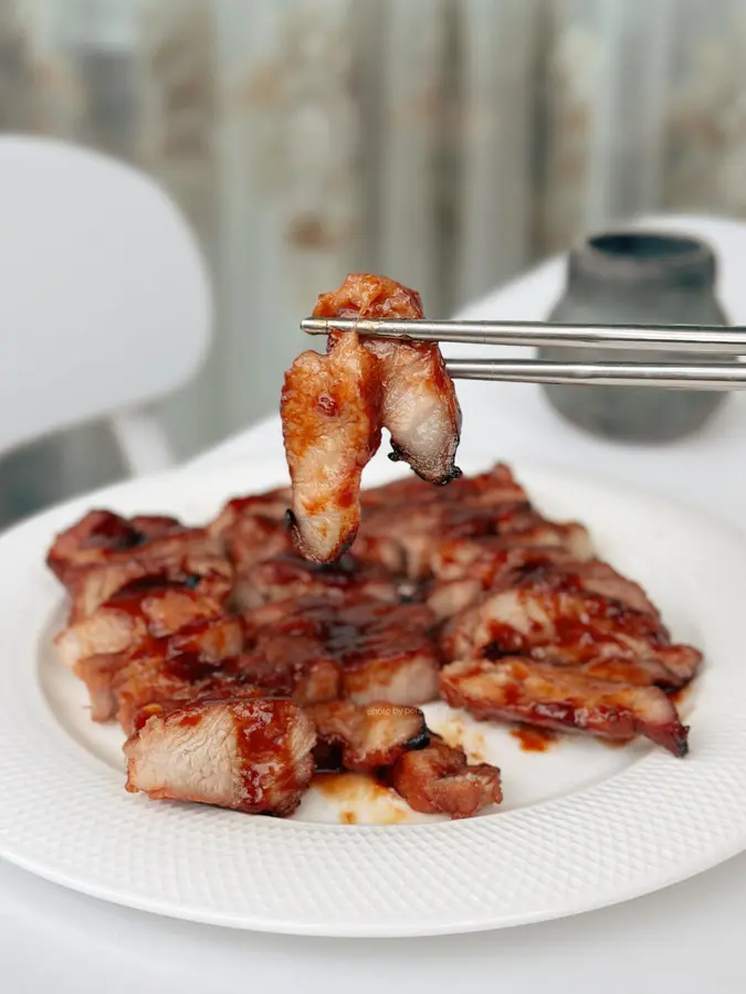 The outside is charred and the inside is tender,  and the homemade Cantonese honey sauce barbecued pork step 0