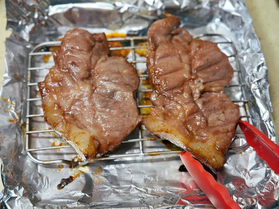 The outside is charred and the inside is tender,  and the homemade Cantonese honey sauce barbecued pork step 0