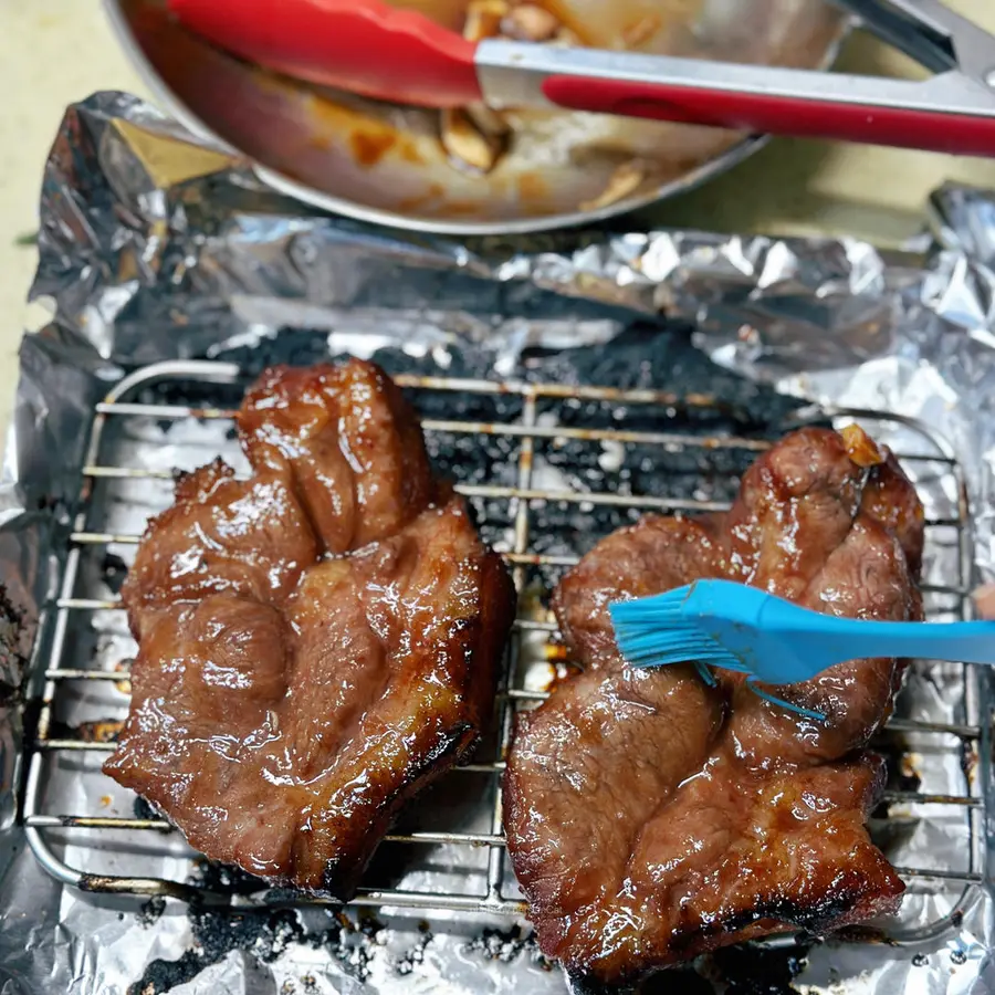 The outside is charred and the inside is tender,  and the homemade Cantonese honey sauce barbecued pork step 0