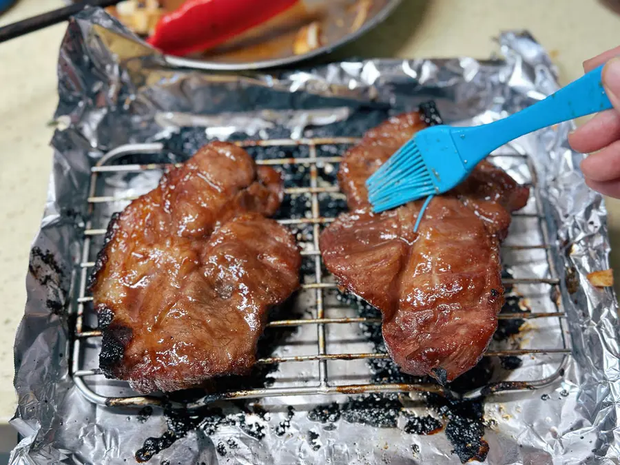 The outside is charred and the inside is tender,  and the homemade Cantonese honey sauce barbecued pork step 0