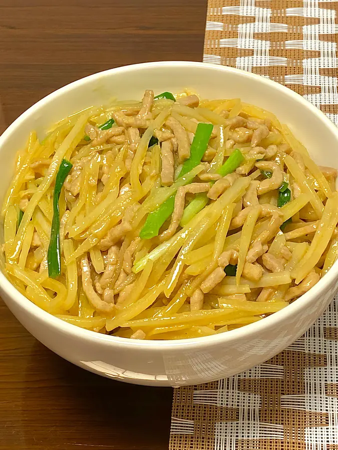 Stir-fried shredded pork with shredded potatoes