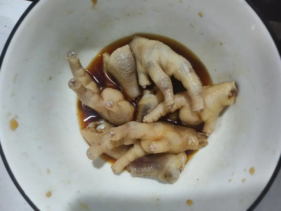 Cumin spicy chicken feet snack supper step 0