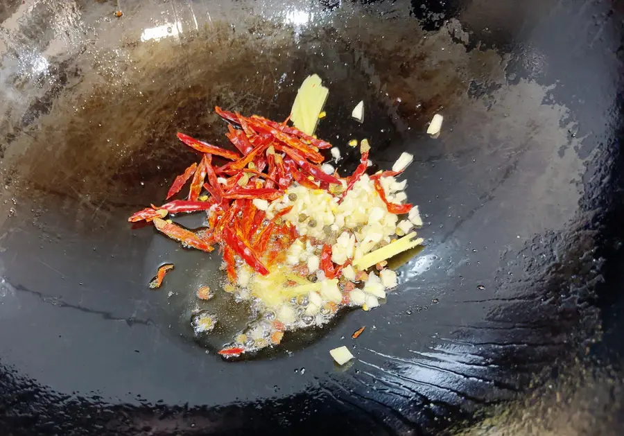 No section of lotus root can walk out of Hubei alive - Hubei famous dish spicy and fragrant [dry stir-fried lotus root] [home cooking series 10] step 0