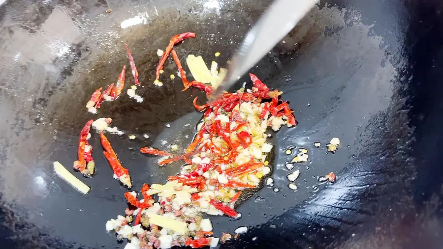 No section of lotus root can walk out of Hubei alive - Hubei famous dish spicy and fragrant [dry stir-fried lotus root] [home cooking series 10] step 0