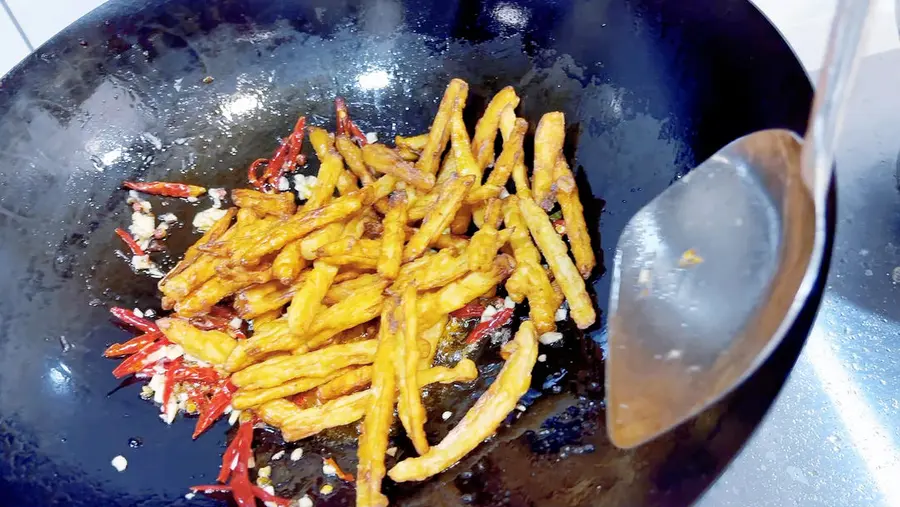 No section of lotus root can walk out of Hubei alive - Hubei famous dish spicy and fragrant [dry stir-fried lotus root] [home cooking series 10] step 0