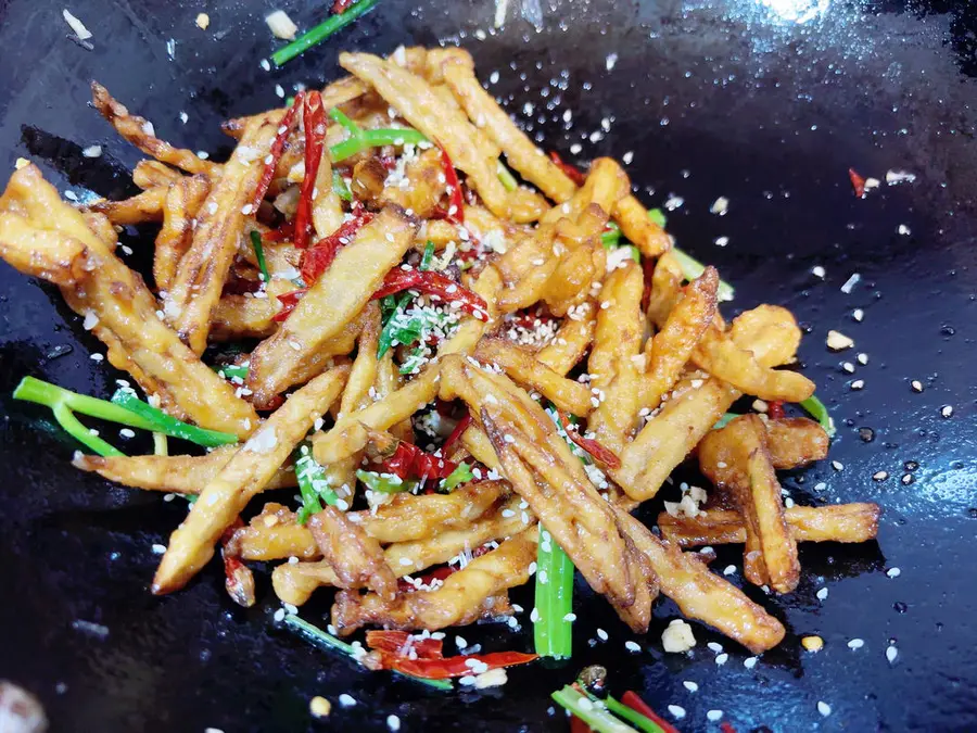 No section of lotus root can walk out of Hubei alive - Hubei famous dish spicy and fragrant [dry stir-fried lotus root] [home cooking series 10] step 0