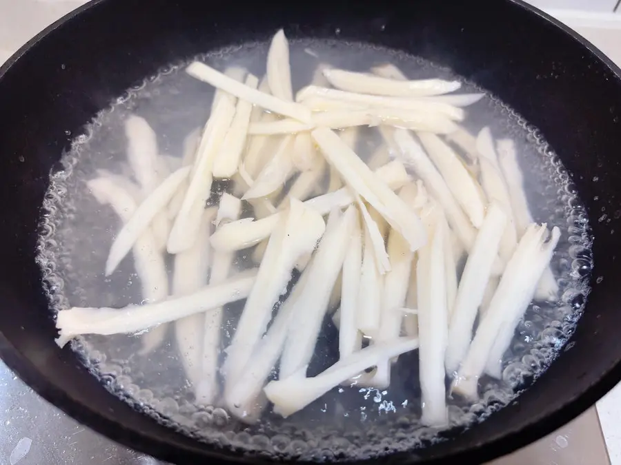 No section of lotus root can walk out of Hubei alive - Hubei famous dish spicy and fragrant [dry stir-fried lotus root] [home cooking series 10] step 0