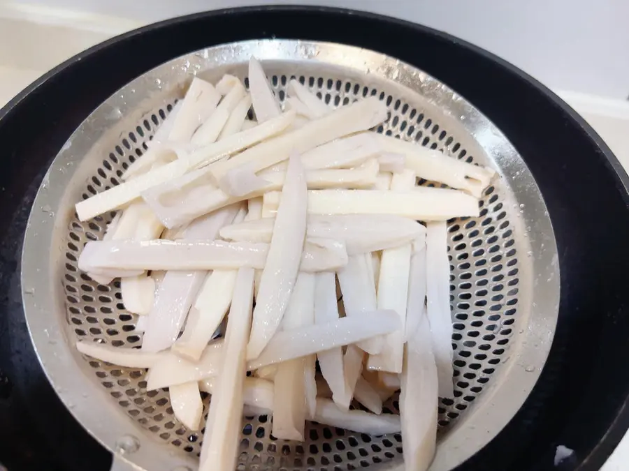 No section of lotus root can walk out of Hubei alive - Hubei famous dish spicy and fragrant [dry stir-fried lotus root] [home cooking series 10] step 0