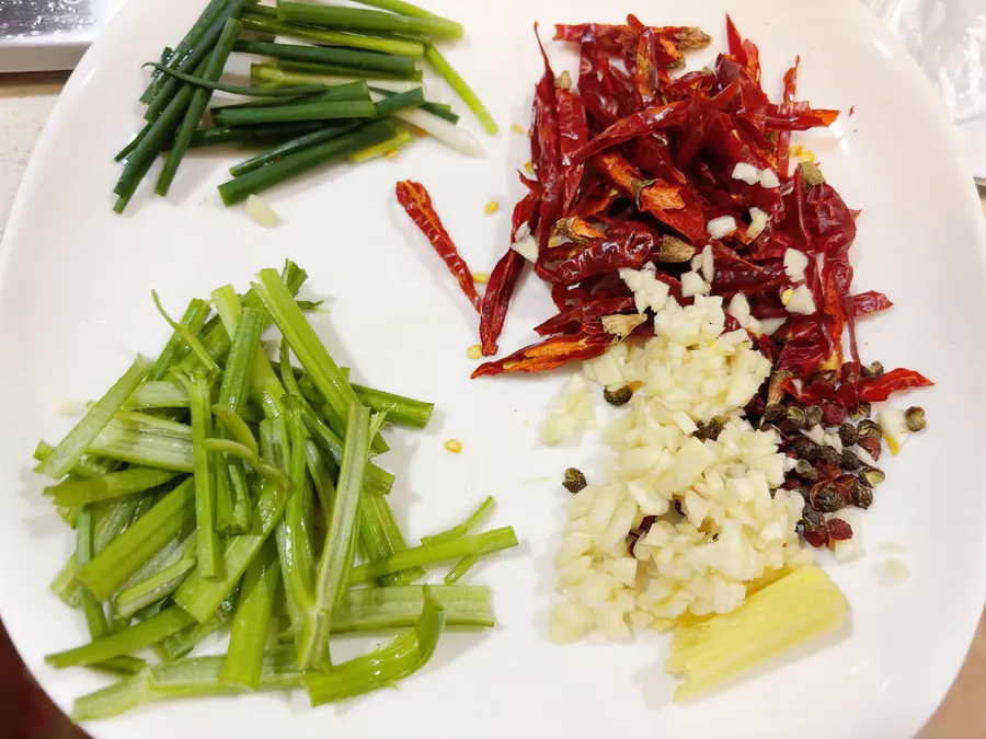 No section of lotus root can walk out of Hubei alive - Hubei famous dish spicy and fragrant [dry stir-fried lotus root] [home cooking series 10] step 0