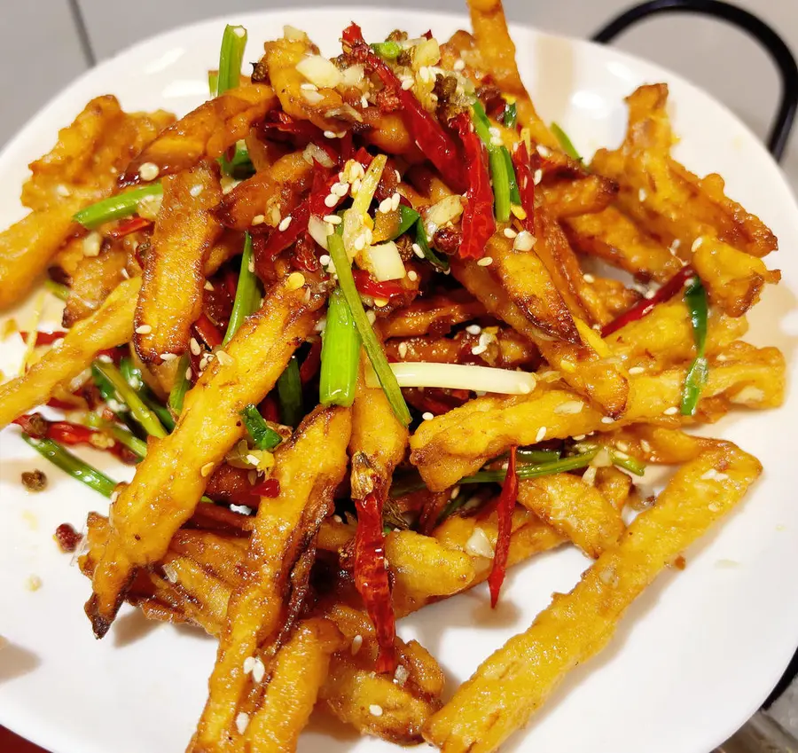 No section of lotus root can walk out of Hubei alive - Hubei famous dish spicy and fragrant [dry stir-fried lotus root] [home cooking series 10]