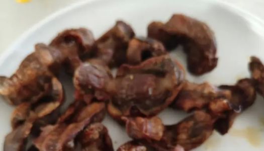 Snacks with wine, roast chicken gizzards, New Year's snacks