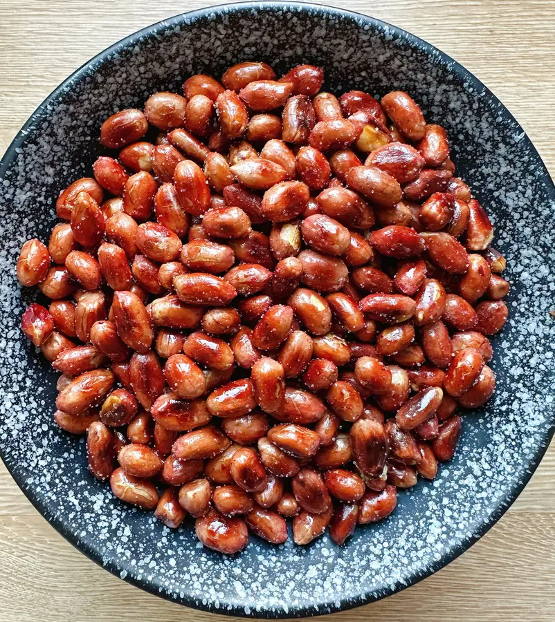 Crunchy fried peanuts