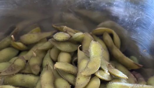 Spiced edamame as a snack in summer