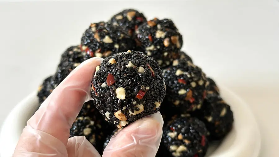 New Year's snacks: walnut, red dates, honey, sesame balls step 0