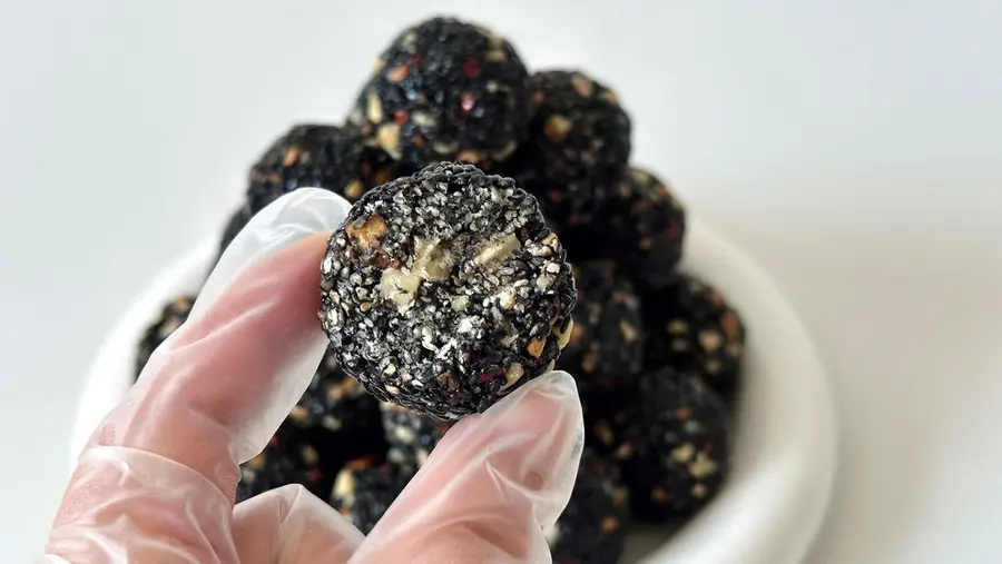 New Year's snacks: walnut, red dates, honey, sesame balls step 0