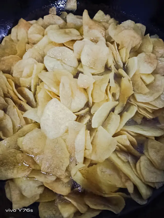 Homemade potato chips (sold outside in spikes) step 0