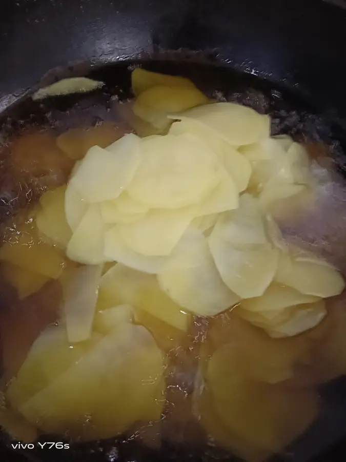 Homemade potato chips (sold outside in spikes) step 0