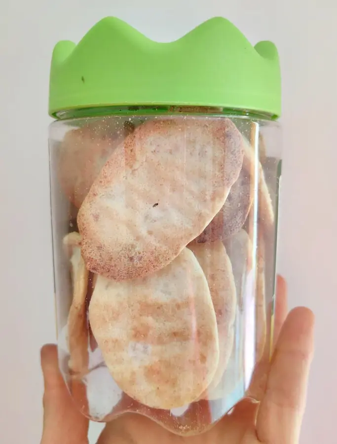 A bowl of rice porridge to make a small snack for your baby: homemade rice crackers