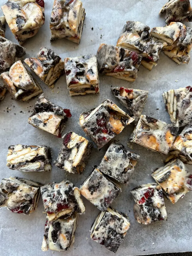 Oreo cranberry snowflake crisp step 0