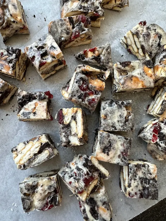 Oreo cranberry snowflake crisp