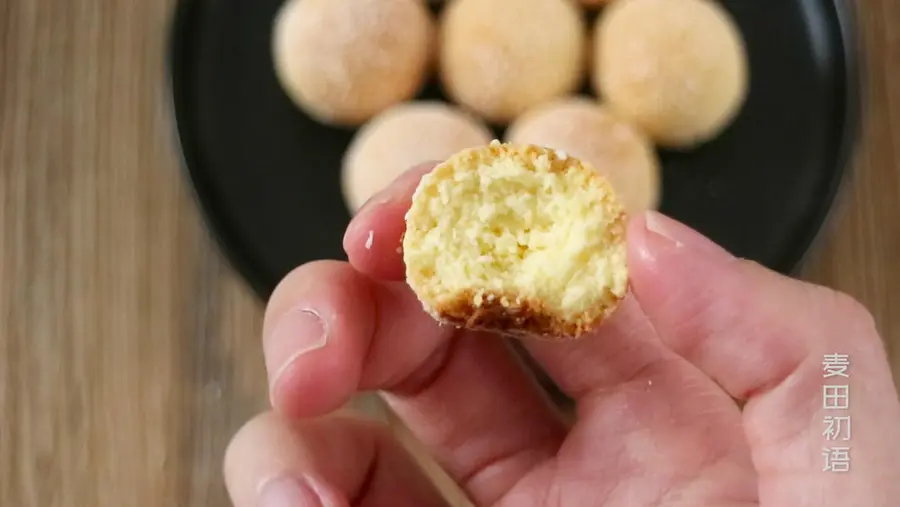 Golden desiccated coconut balls with a rich coconut aroma step 0