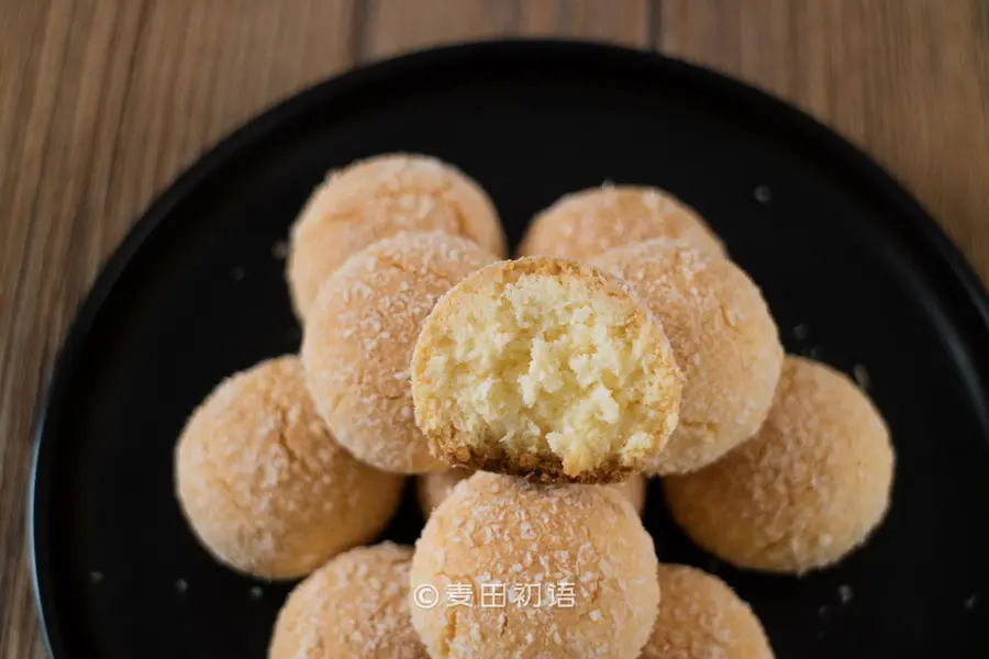 Golden desiccated coconut balls with a rich coconut aroma step 0