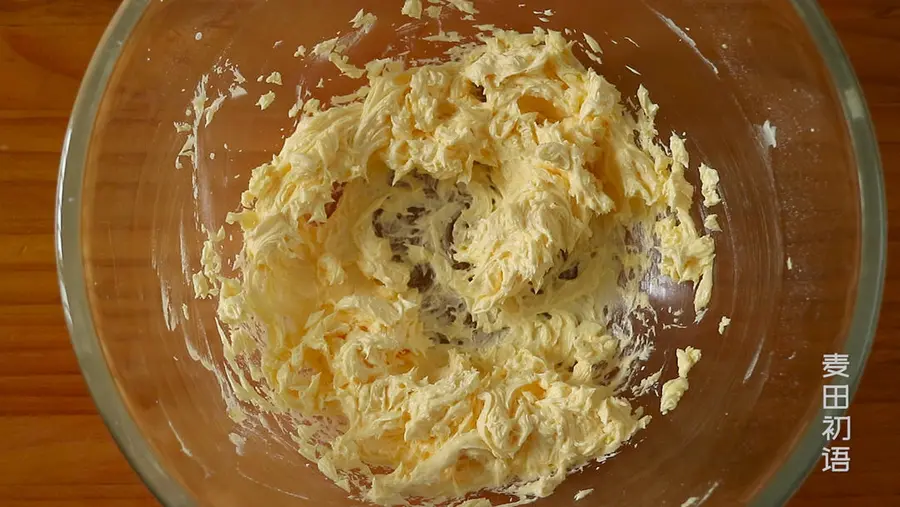 Golden desiccated coconut balls with a rich coconut aroma step 0