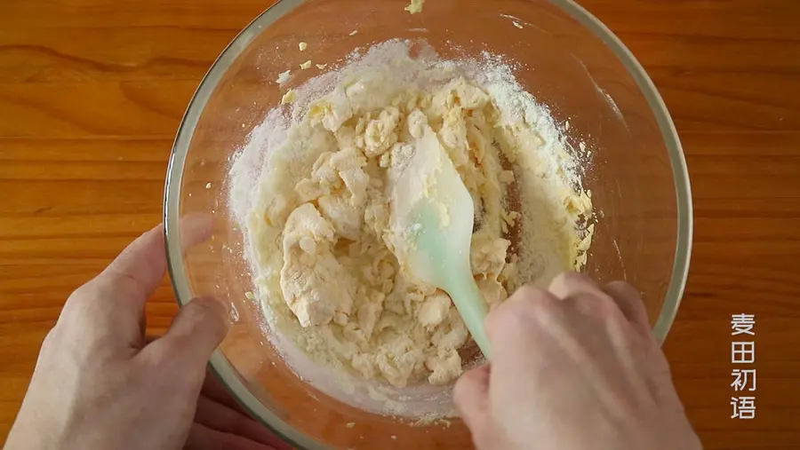 Golden desiccated coconut balls with a rich coconut aroma step 0