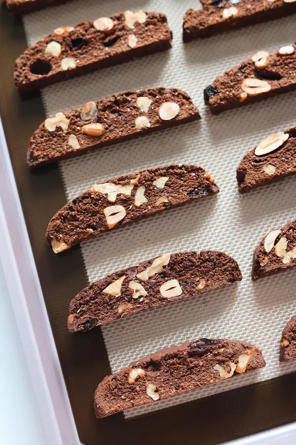 Whole wheat cocoa biscotti|crunchy low-calorie snack step 0