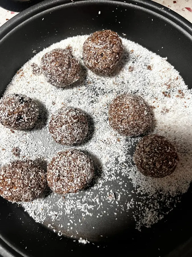 Old-fashioned snack oatmeal chocolate balls step 0