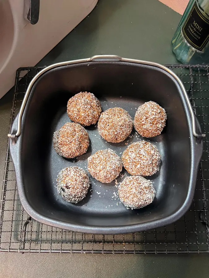 Old-fashioned snack oatmeal chocolate balls step 0