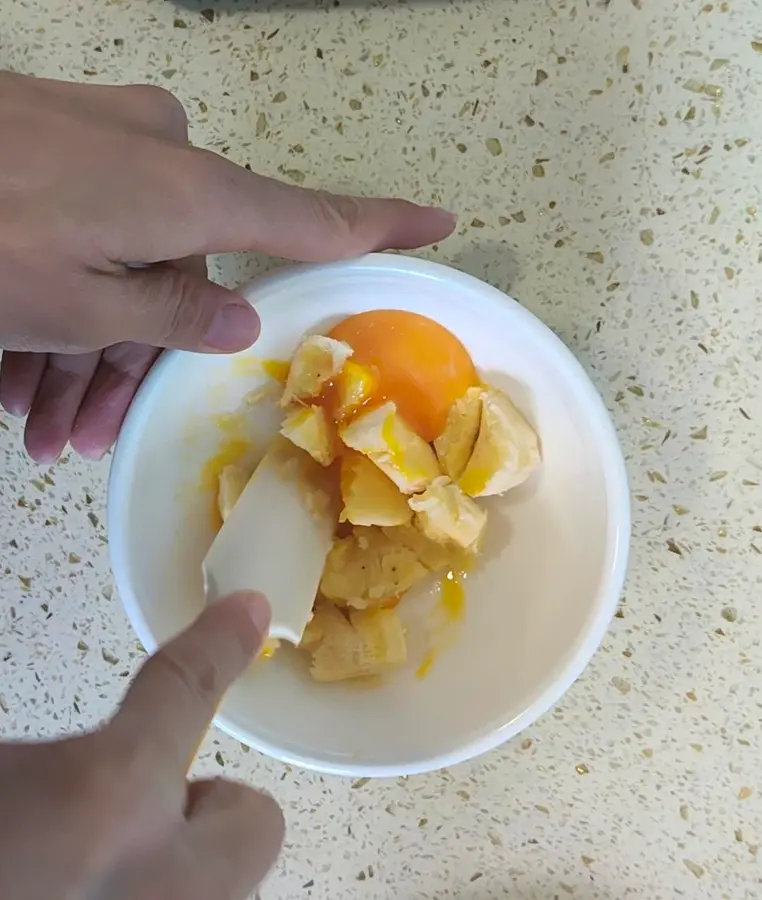 A banana makes a small snack for your baby: milky banana finger biscuits step 0