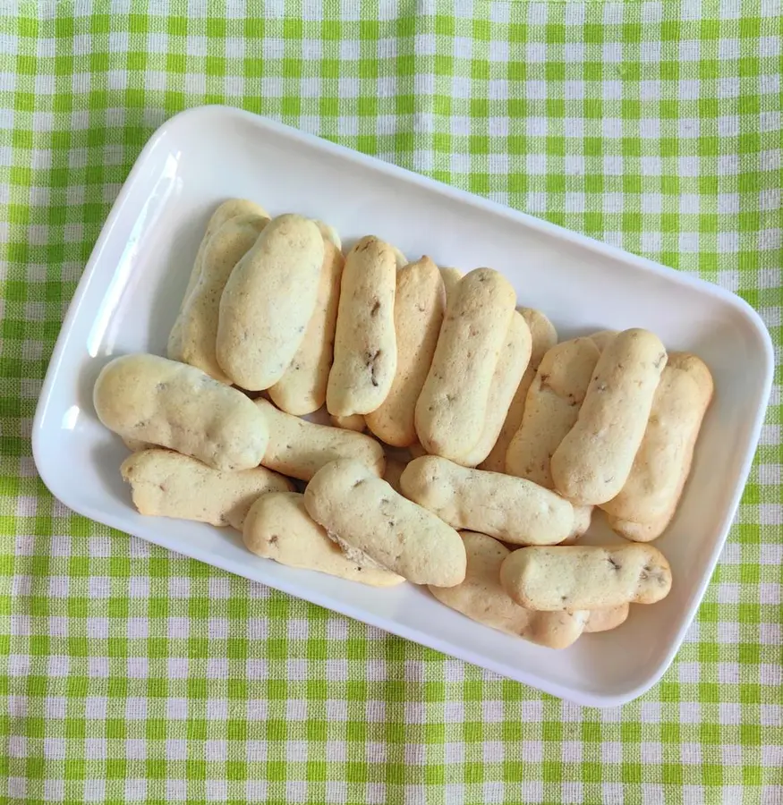 A banana makes a small snack for your baby: milky banana finger biscuits step 0