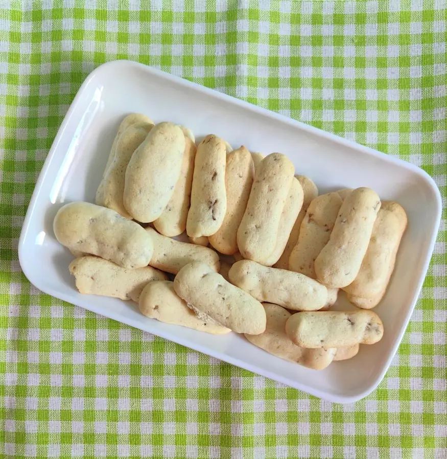 A banana makes a small snack for your baby: milky banana finger biscuits