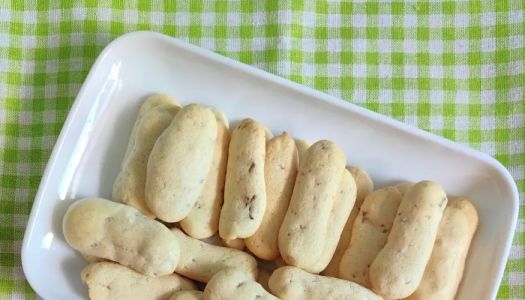 A banana makes a small snack for your baby: milky banana finger biscuits