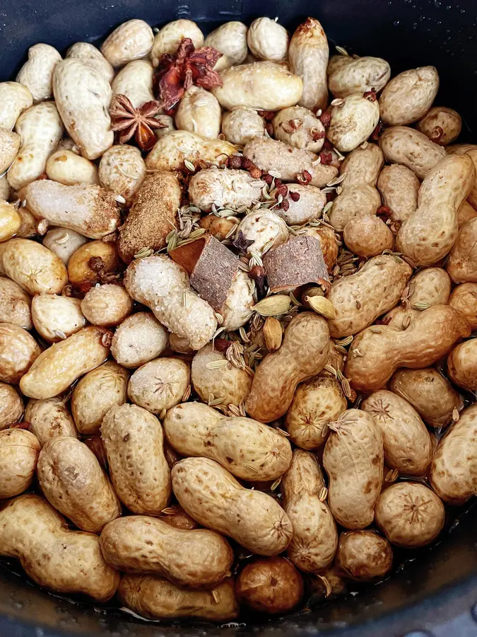 Homemade drama chasing low-fat snacks [boiled peanuts in salted water] are salty and fragrant