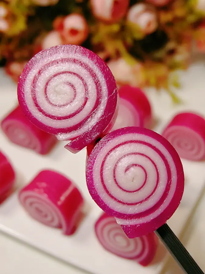 Dragon fruit coconut milk rolls and water chestnut cakes step 0