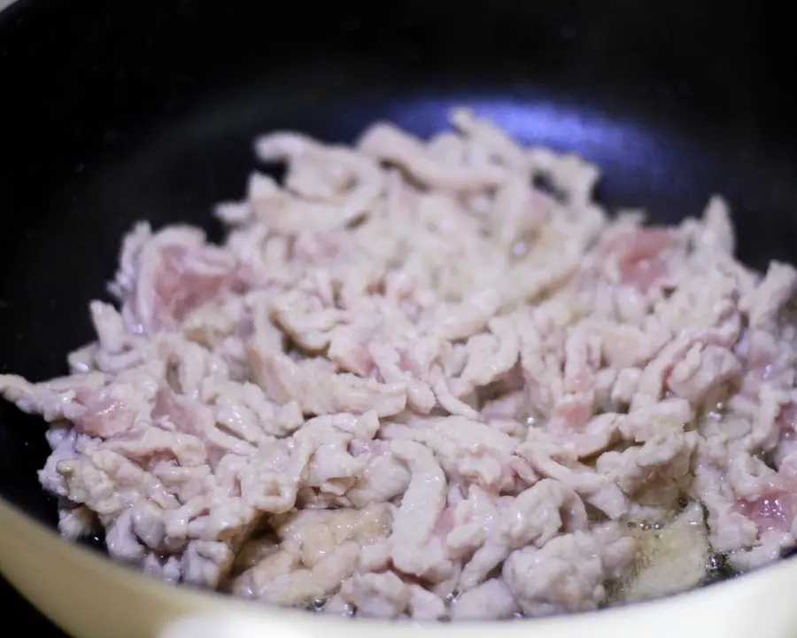 Super beautiful New Year's dish - shredded pork in Beijing sauce step 0