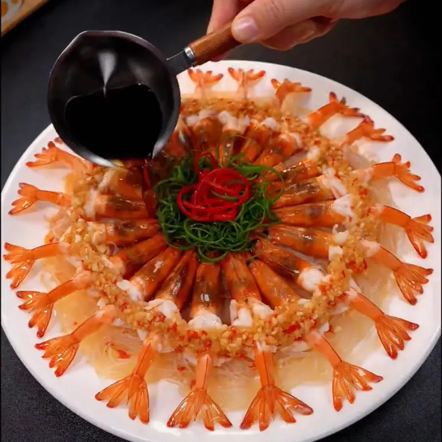 The indispensable Chinese New Year's Eve meal - blossoming rich shrimp step 0