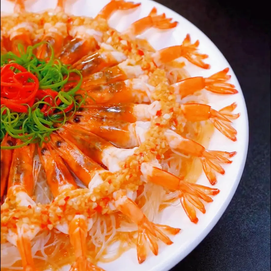 The indispensable Chinese New Year's Eve meal - blossoming rich shrimp step 0