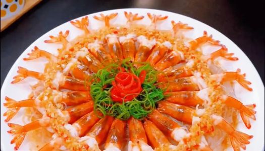 The indispensable Chinese New Year's Eve meal - blossoming rich shrimp