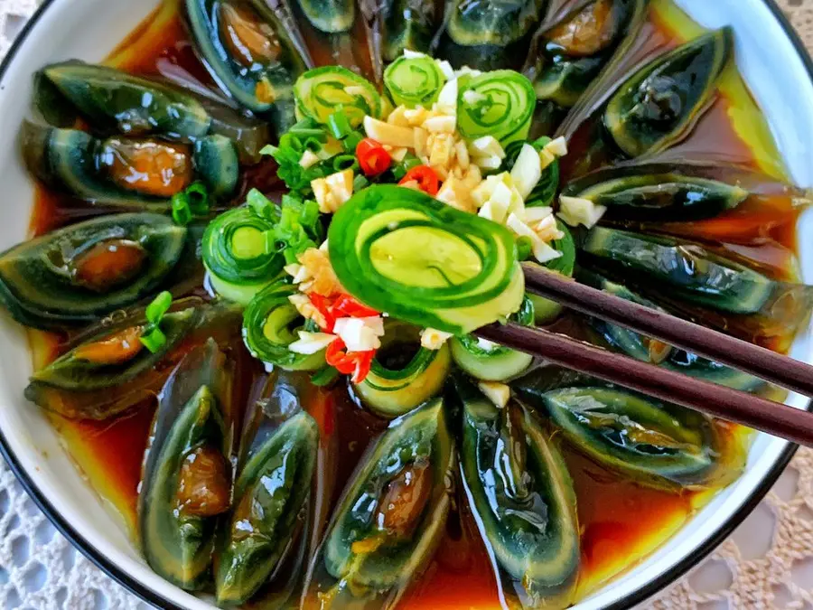 Three-minute Kuaishou New Year's vegetable cucumber mixed with preserved eggs step 0