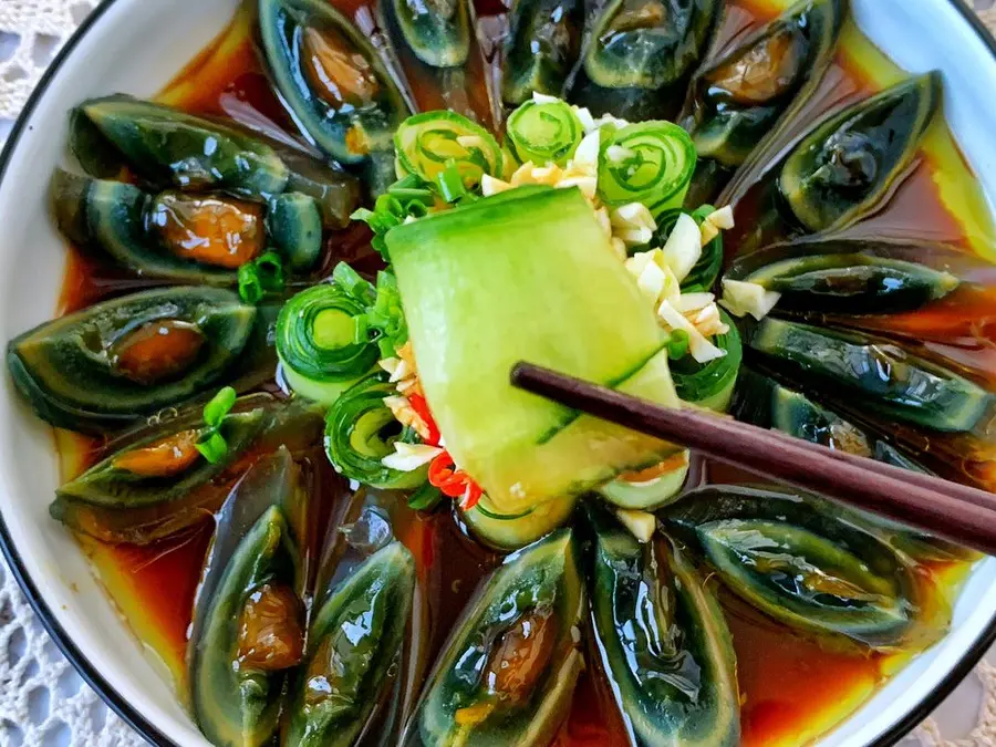 Three-minute Kuaishou New Year's vegetable cucumber mixed with preserved eggs step 0