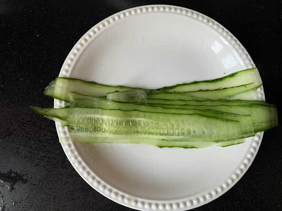 Three-minute Kuaishou New Year's vegetable cucumber mixed with preserved eggs step 0